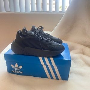 Adidas sneakers, true to size, only worn once.